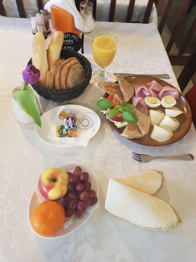 Villa Centrum Apartmany S Ranajkami A Saunou Martin Bagian luar foto